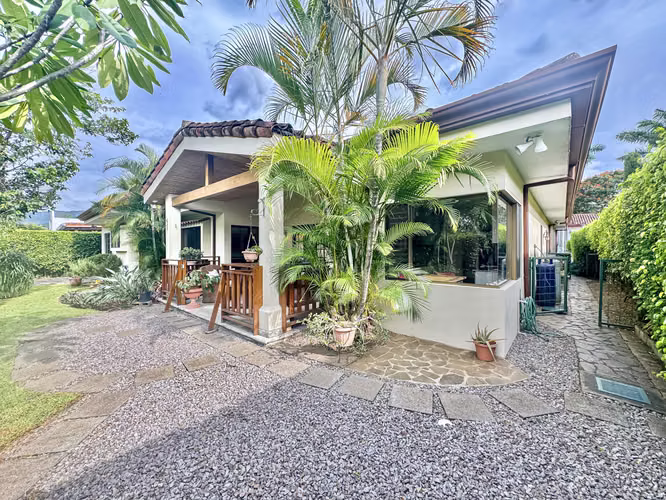 Casa Palm One level home 4 rooms in Santa Ana