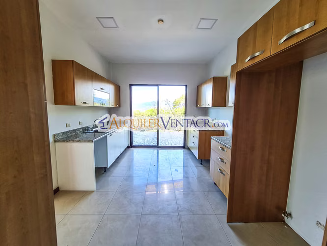 LUJOSA CASA CON 1.039 M2 DE LOTE Y VISTA EN BRASIL DE MORA SANTA ANA - Imagen 7