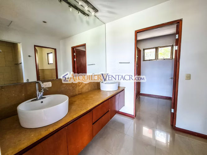 LUJOSA CASA CON 1.039 M2 DE LOTE Y VISTA EN BRASIL DE MORA SANTA ANA - Imagen 17