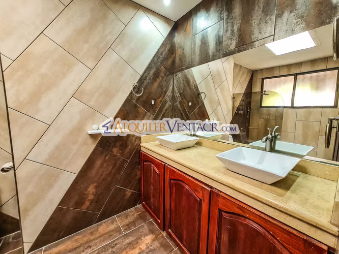 CASA DE UN NIVEL DE 479 M2 CON 984 M2 LOTE EN JABONCILLOS ESCAZU - Imagen 3