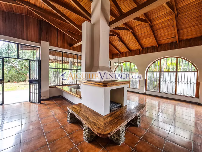 CASA DE UN NIVEL DE 479 M2 CON 984 M2 LOTE EN JABONCILLOS ESCAZU - Imagen 2