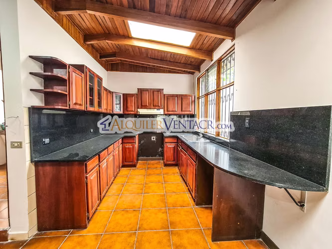 CASA DE UN NIVEL DE 479 M2 CON 984 M2 LOTE EN JABONCILLOS ESCAZU - Imagen 9