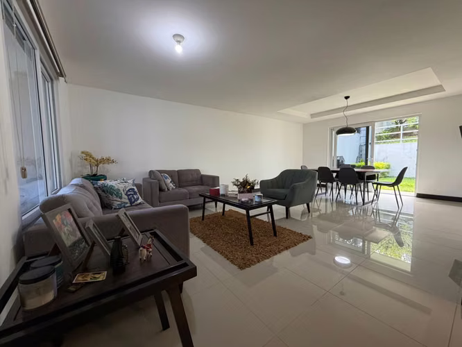 Casa de estilo moderno en Guachipelin de Escazu