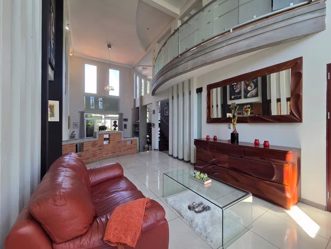 Casa con Arquitectura Moderna en Piedades Santa Ana - Imagen 16