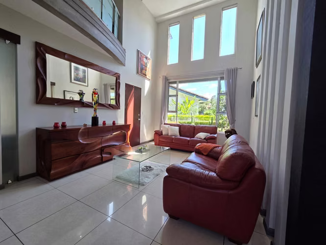 Casa con Arquitectura Moderna en Piedades Santa Ana - Imagen 15