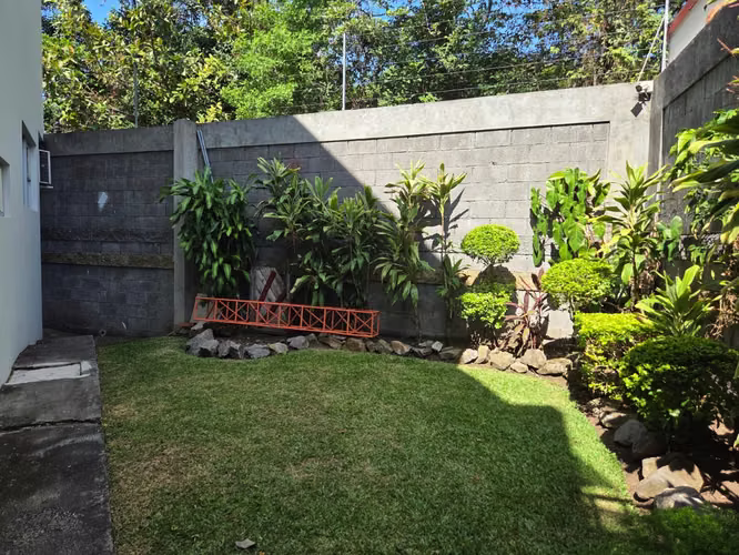 Casa con Arquitectura Moderna en Piedades Santa Ana - Imagen 3