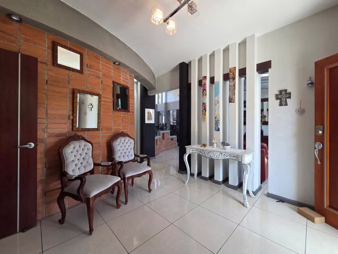 Casa con Arquitectura Moderna en Piedades Santa Ana - Imagen 18