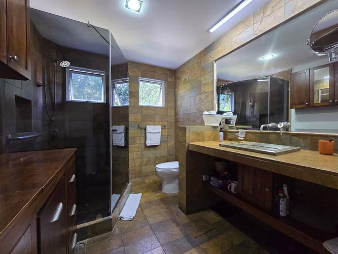 Casa con Arquitectura Moderna en Piedades Santa Ana - Imagen 6