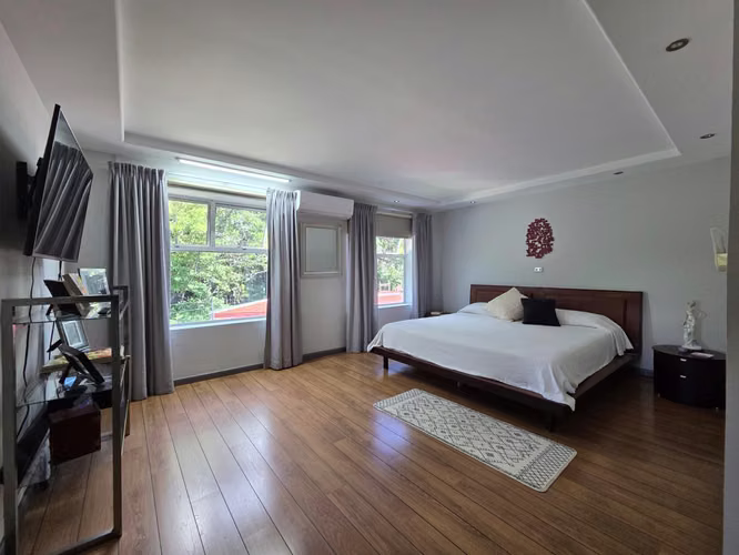 Casa con Arquitectura Moderna en Piedades Santa Ana - Imagen 8