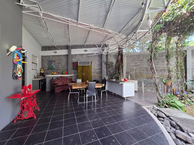 Casa con Arquitectura Moderna en Piedades Santa Ana - Imagen 4