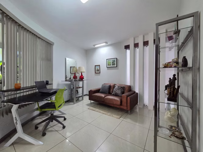 Casa con Arquitectura Moderna en Piedades Santa Ana - Imagen 17