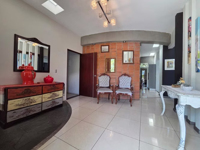 Casa con Arquitectura Moderna en Piedades Santa Ana - Imagen 14