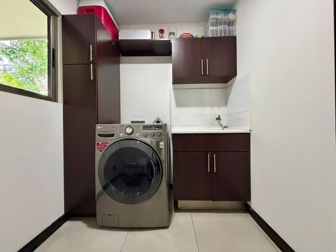 Casa moderna con muebles en alquiler en Santa Ana - Imagen 2
