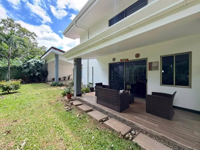 Modern house with furniture for rent in Santa Ana
