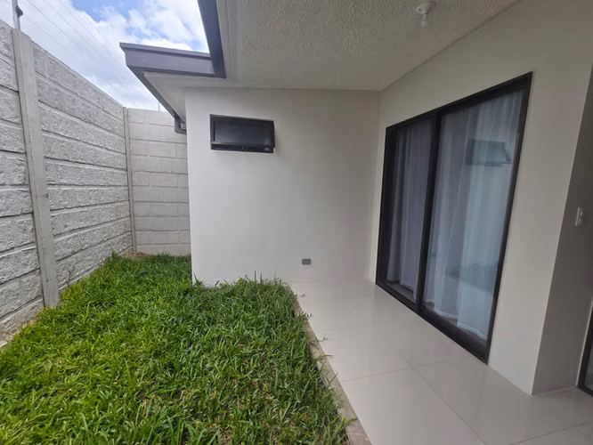 ALQUILER DE CASA DE UNA PLANTA CON PATIO, COND. ARBORA, SAN FCO HDIA