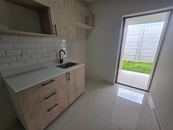 ALQUILER DE CASA DE UNA PLANTA CON PATIO, COND. ARBORA, SAN FCO HDIA