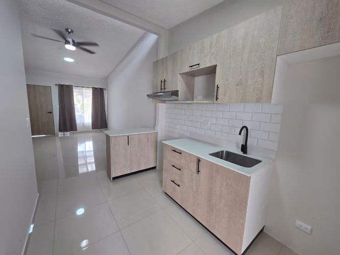 ALQUILER DE CASA DE UNA PLANTA CON PATIO, COND. ARBORA, SAN FCO HDIA