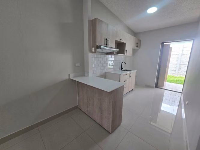 ALQUILER DE CASA DE UNA PLANTA CON PATIO, COND. ARBORA, SAN FCO HDIA