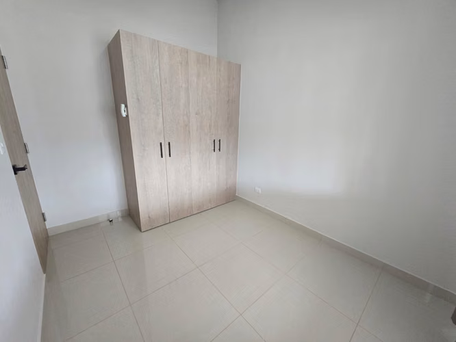 ALQUILER DE CASA DE UNA PLANTA CON PATIO, COND. ARBORA, SAN FCO HDIA