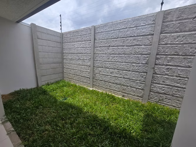 ALQUILER DE CASA DE UNA PLANTA CON PATIO, COND. ARBORA, SAN FCO HDIA