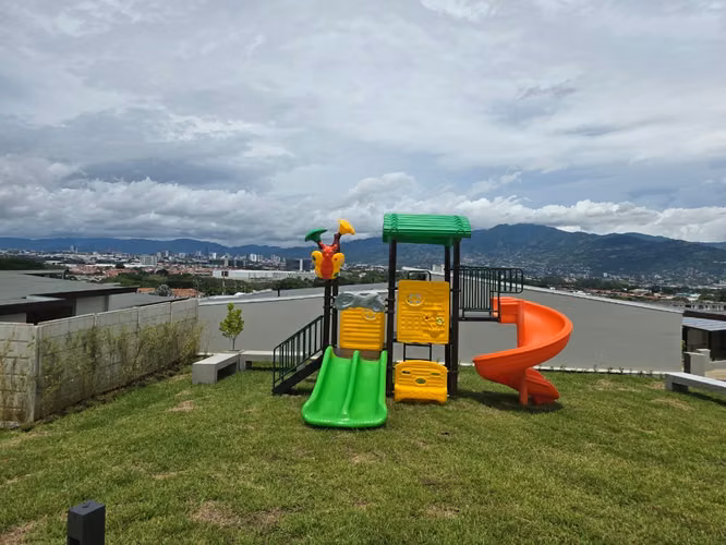 ALQUILER DE CASA DE UNA PLANTA CON PATIO, COND. ARBORA, SAN FCO HDIA