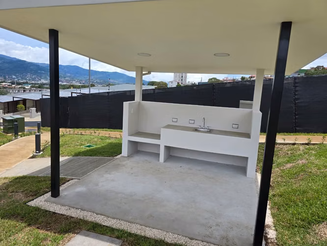 ALQUILER DE CASA DE UNA PLANTA CON PATIO, COND. ARBORA, SAN FCO HDIA