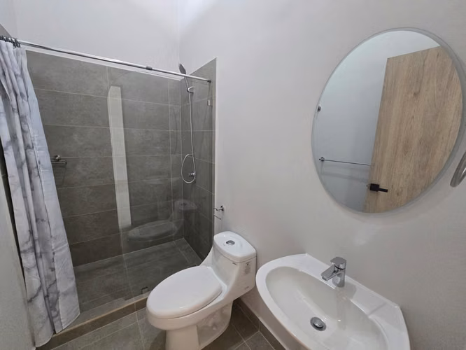 ALQUILER DE CASA DE UNA PLANTA CON PATIO, COND. ARBORA, SAN FCO HDIA