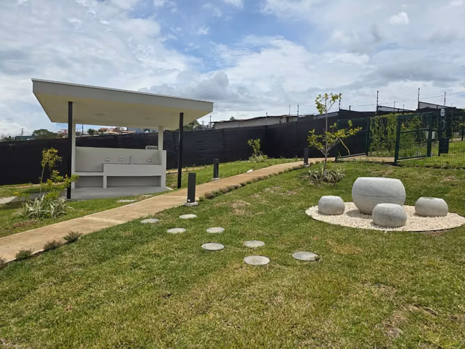 ALQUILER DE CASA DE UNA PLANTA CON PATIO, COND. ARBORA, SAN FCO HDIA