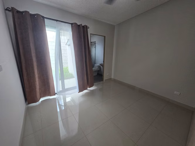 ALQUILER DE CASA DE UNA PLANTA CON PATIO, COND. ARBORA, SAN FCO HDIA