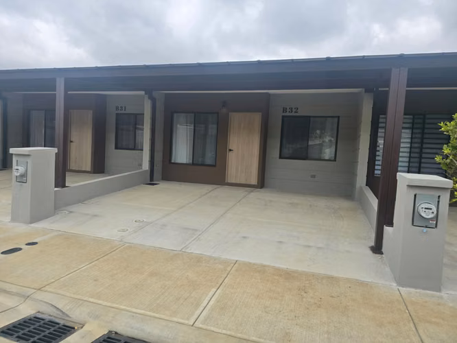 ALQUILER DE CASA DE UNA PLANTA CON PATIO, COND. ARBORA, SAN FCO HDIA
