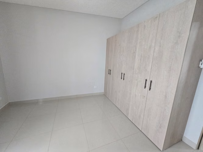 ALQUILER DE CASA DE UNA PLANTA CON PATIO, COND. ARBORA, SAN FCO HDIA