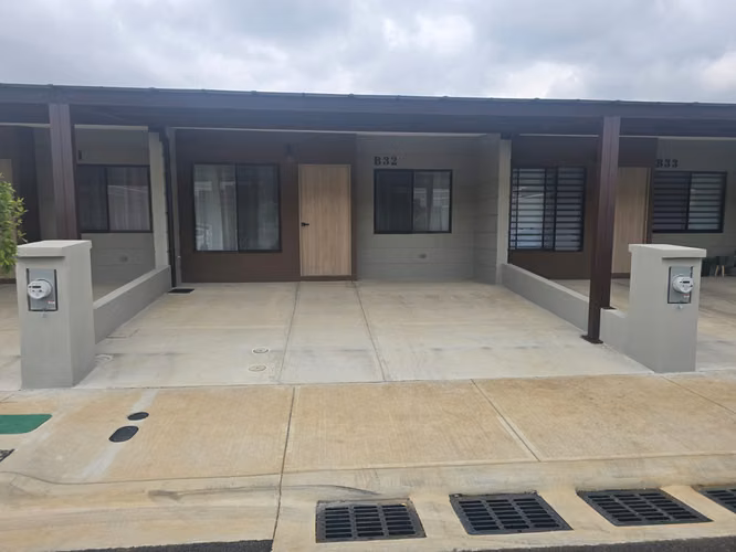 ALQUILER DE CASA DE UNA PLANTA CON PATIO, COND. ARBORA, SAN FCO HDIA