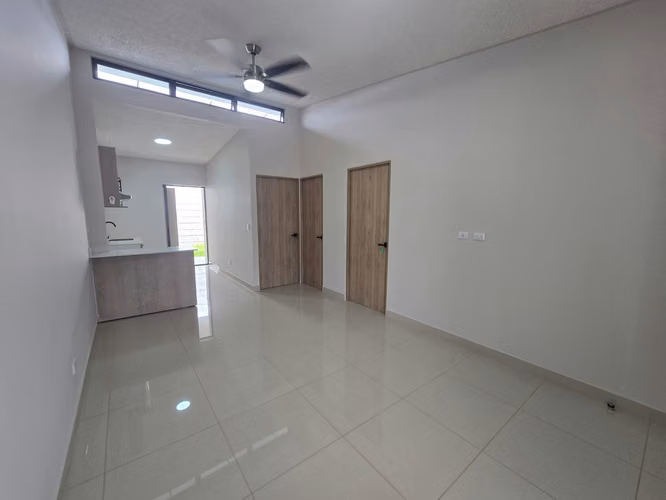 ALQUILER DE CASA DE UNA PLANTA CON PATIO, COND. ARBORA, SAN FCO HDIA