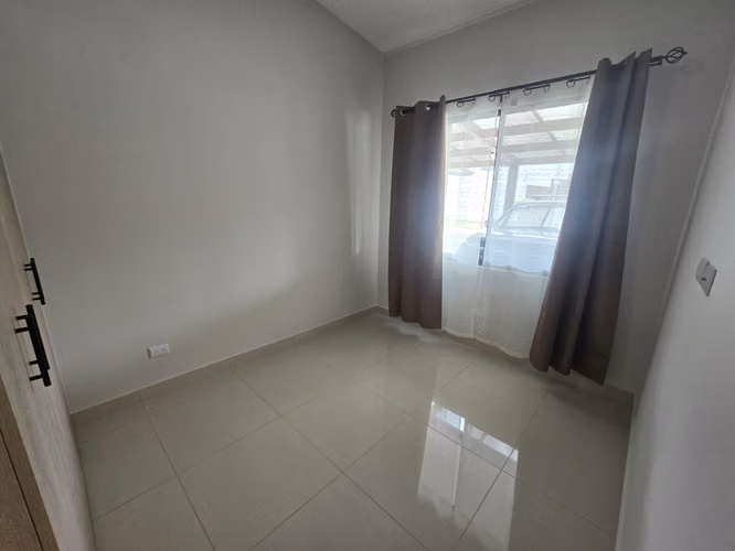 ALQUILER DE CASA DE UNA PLANTA CON PATIO, COND. ARBORA, SAN FCO HDIA