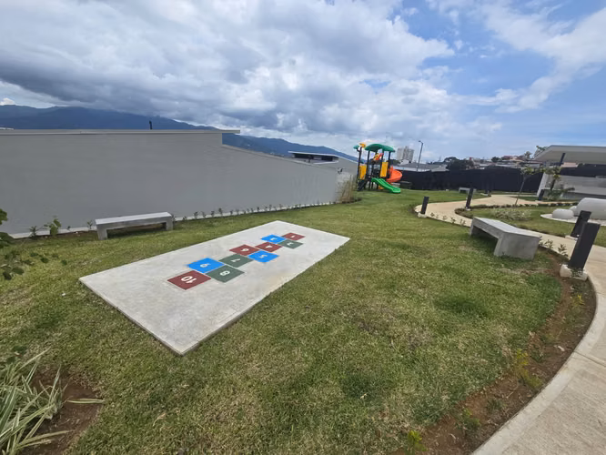 ALQUILER DE CASA DE UNA PLANTA CON PATIO, COND. ARBORA, SAN FCO HDIA