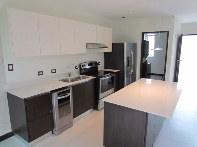 Casa en Alquiler Amueblada en Lindora, Santa Ana | 2 Habs y Lujo Contemporáneo ID27221