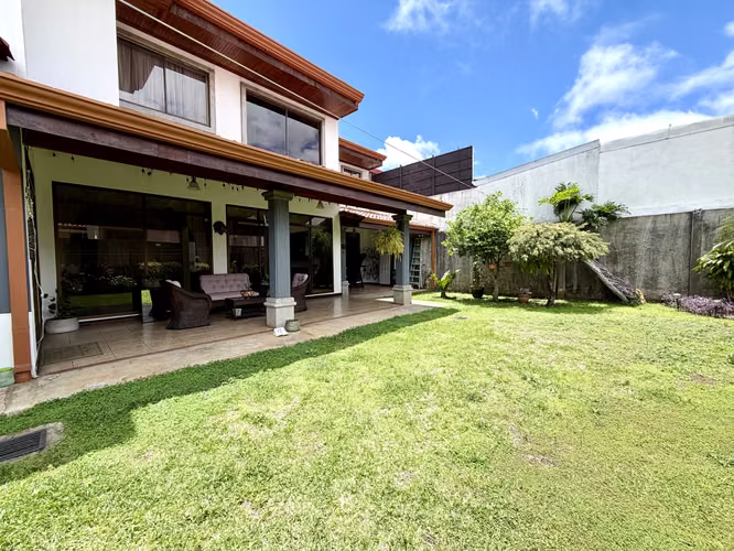 SE VENDE CASA DE LUJO EN RESIDENCIAL CON SEGURIDAD 24-7 EN SAN PABLO DE HEREDIA