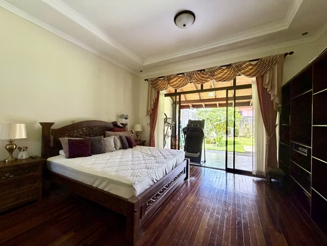 SE VENDE CASA DE LUJO EN RESIDENCIAL CON SEGURIDAD 24-7 EN SAN PABLO DE HEREDIA