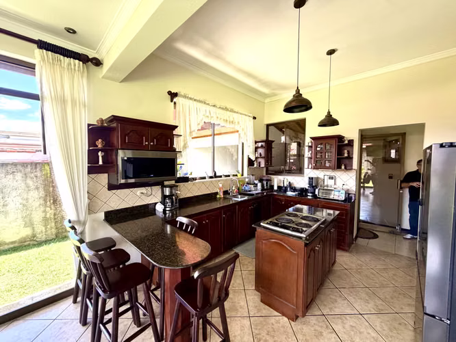 SE VENDE CASA DE LUJO EN RESIDENCIAL CON SEGURIDAD 24-7 EN SAN PABLO DE HEREDIA