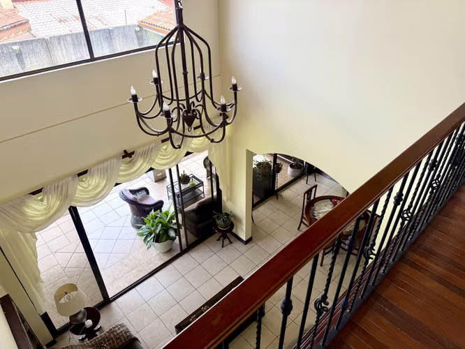 SE VENDE CASA DE LUJO EN RESIDENCIAL CON SEGURIDAD 24-7 EN SAN PABLO DE HEREDIA