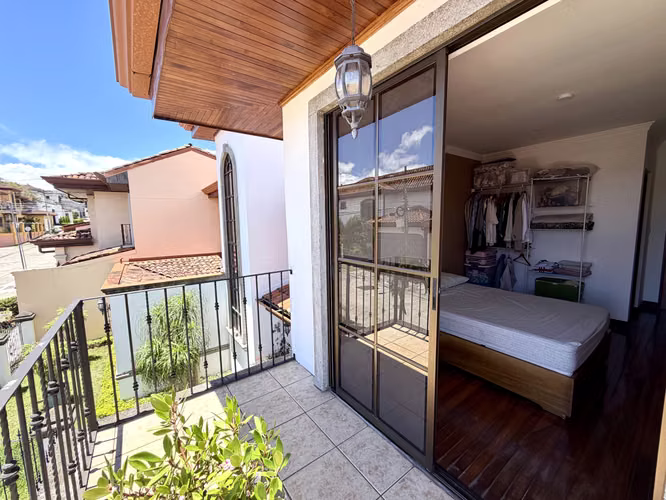 SE VENDE CASA DE LUJO EN RESIDENCIAL CON SEGURIDAD 24-7 EN SAN PABLO DE HEREDIA