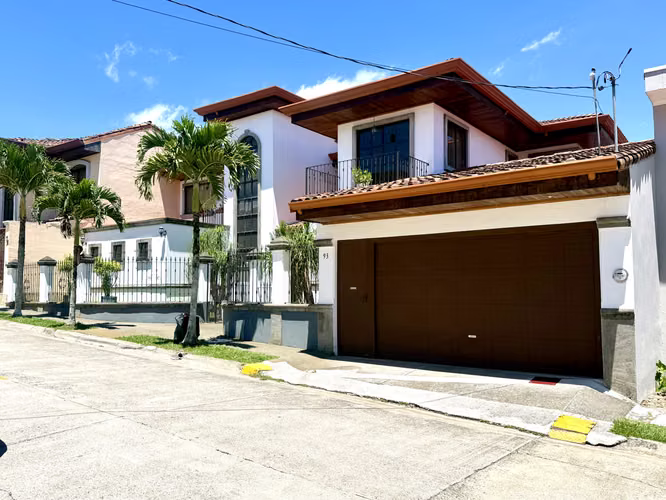 SE VENDE CASA DE LUJO EN RESIDENCIAL CON SEGURIDAD 24-7 EN SAN PABLO DE HEREDIA