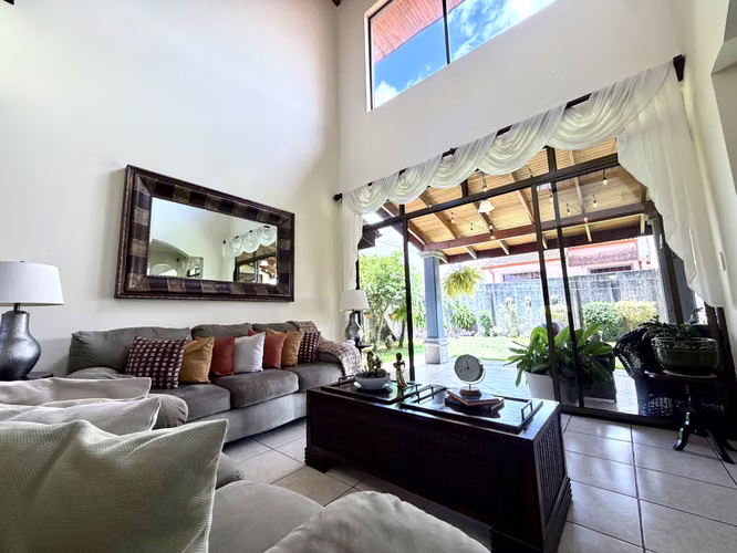SE VENDE CASA DE LUJO EN RESIDENCIAL CON SEGURIDAD 24-7 EN SAN PABLO DE HEREDIA
