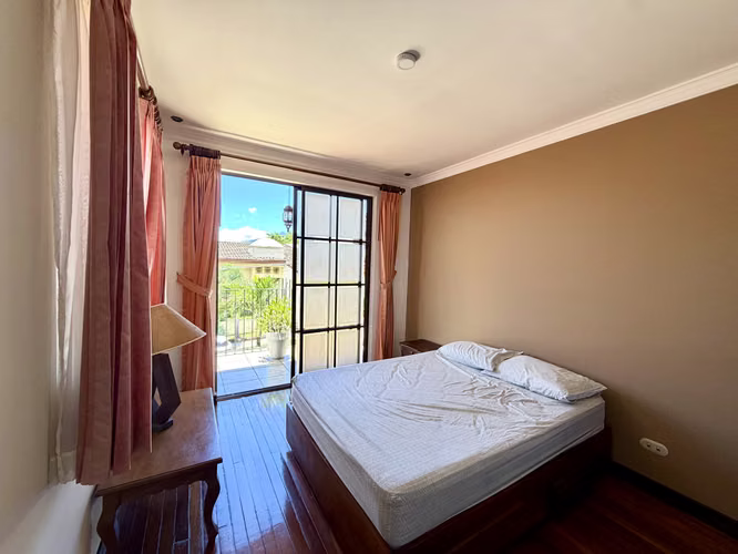 SE VENDE CASA DE LUJO EN RESIDENCIAL CON SEGURIDAD 24-7 EN SAN PABLO DE HEREDIA