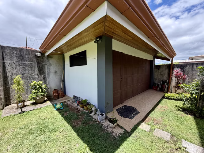 SE VENDE CASA DE LUJO EN RESIDENCIAL CON SEGURIDAD 24-7 EN SAN PABLO DE HEREDIA