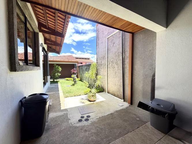 SE VENDE CASA DE LUJO EN RESIDENCIAL CON SEGURIDAD 24-7 EN SAN PABLO DE HEREDIA