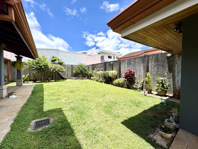 SE VENDE CASA DE LUJO EN RESIDENCIAL CON SEGURIDAD 24-7 EN SAN PABLO DE HEREDIA