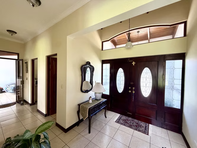 SE VENDE CASA DE LUJO EN RESIDENCIAL CON SEGURIDAD 24-7 EN SAN PABLO DE HEREDIA