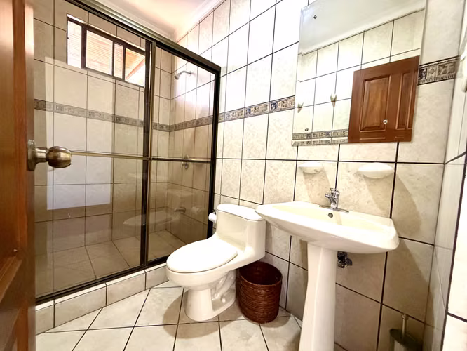 SE VENDE CASA DE LUJO EN RESIDENCIAL CON SEGURIDAD 24-7 EN SAN PABLO DE HEREDIA