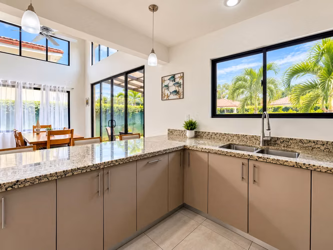 Casa de dos pisos en alquiler con piscina privada en Loma Verde, Tamarindo.